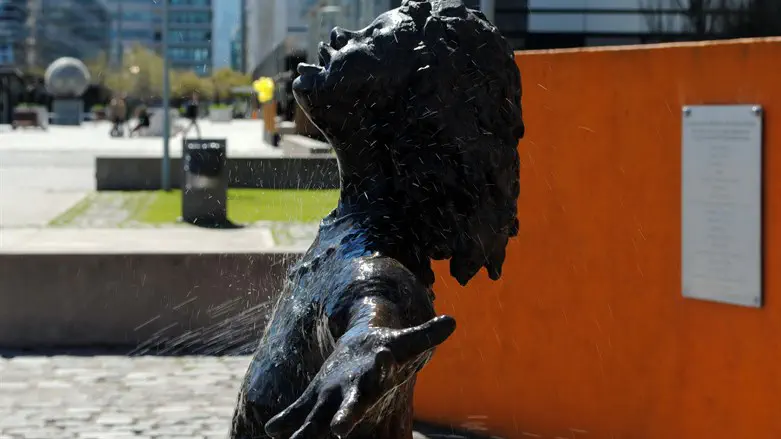 Anne Frank statue in Buenos Aires