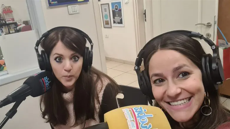 אסתי גרינברג (מימין) נחמה בריסקמן
