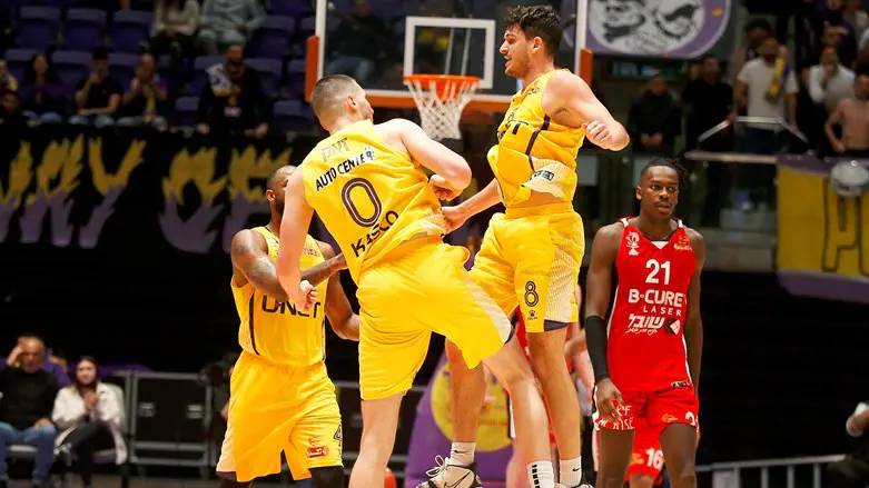 שחקני חולון חוגגים הערב מול חיפה