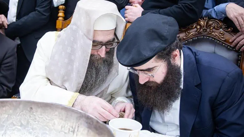 הרב יואל פינטו (מימין)