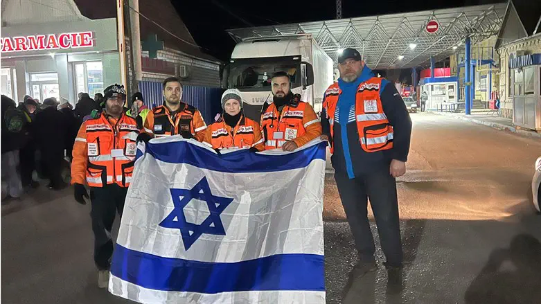 Reuven (2nd from right) and other volunteers at border crossing