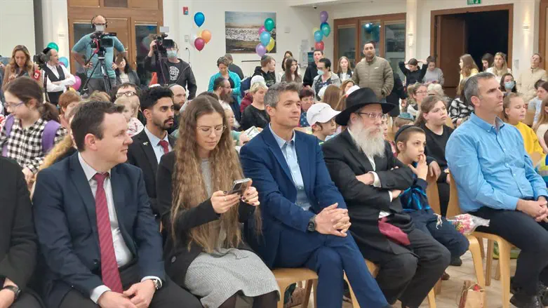 קבלת פנים לפליטים בנס הרים, הערב