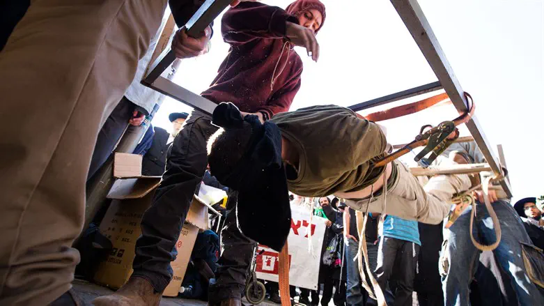 Demonstrating torture applied to Duma affair suspect minors