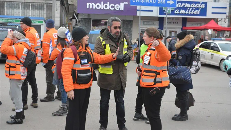 Sandra (right) works with other team members at Palanca border crossing
