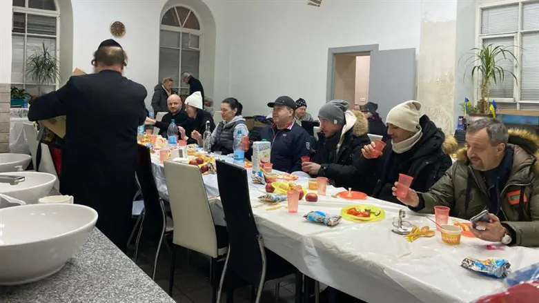 Ukrainian refugees enjoy a meal at the Agudath Israel synagogue in Chisinau