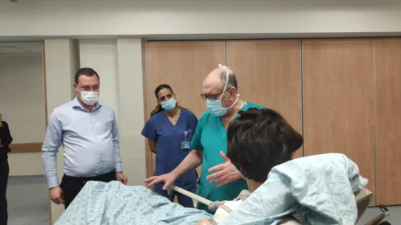 מטפלים בפליטים הפצועים בהדסה