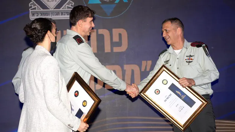 תהיו זקופים וגאים בפועלכם