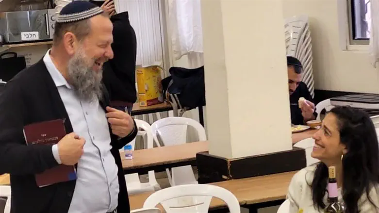 הרב גנץ בשבע הברכות המפתיע