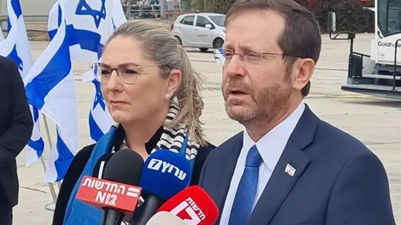 Президент Ицхак Герцог с супругой перед полетом в Турцию