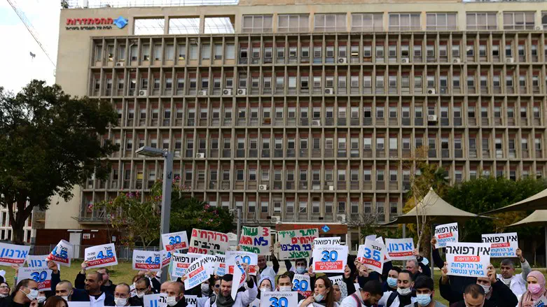 אפילו כאן לא קוראים למנהל הראשי מזכיר אלא יושב ראש. בניין ההסתדרות