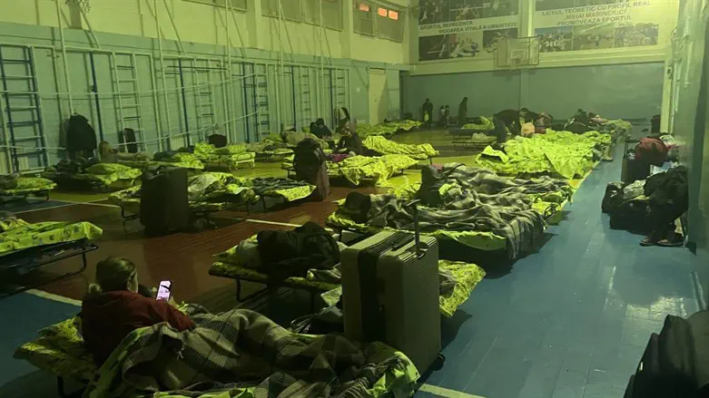 אולם הספורט הפך לחדר שינה גדול