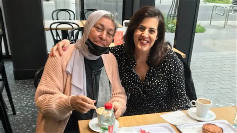 לוטפיה זבאד (משמאל) עם אישה מהקהילה היהודית בפריז