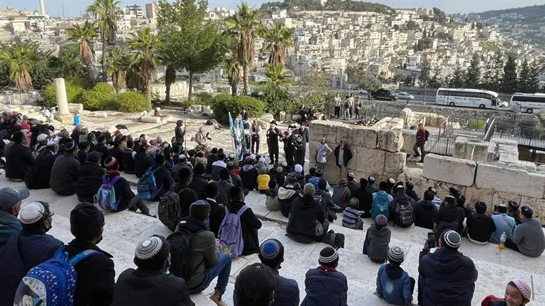 הרב לאו מברך את בני המנשה