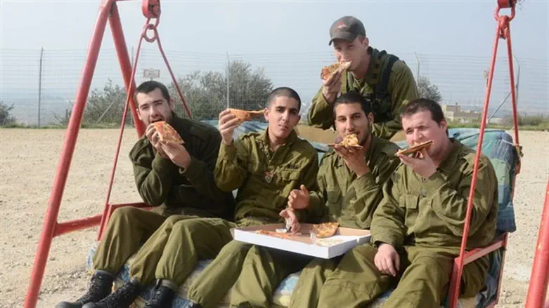 צה"ל הודיע שיבטל את מסדרי החמץ, אך ימשיך לאכוף אכילה בחדרים. אילוסטרציה