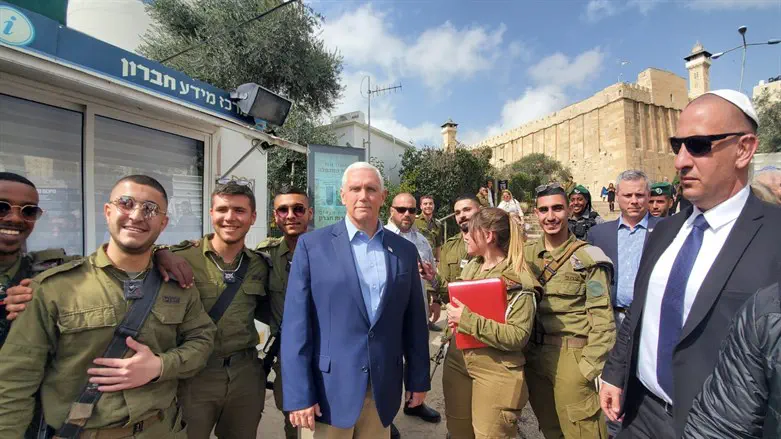 מייק פנס בחברון