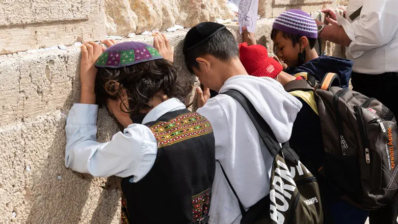 העולים מקהילת בני המנשה מתפללים בכותל