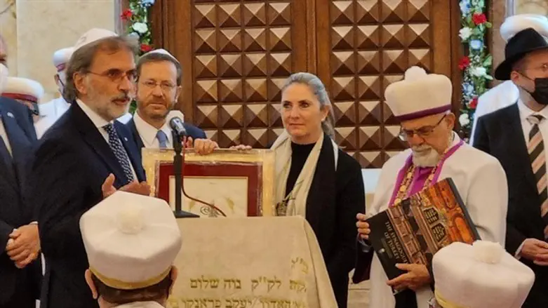 Исаак Герцог в синагоге Неве Шалом,