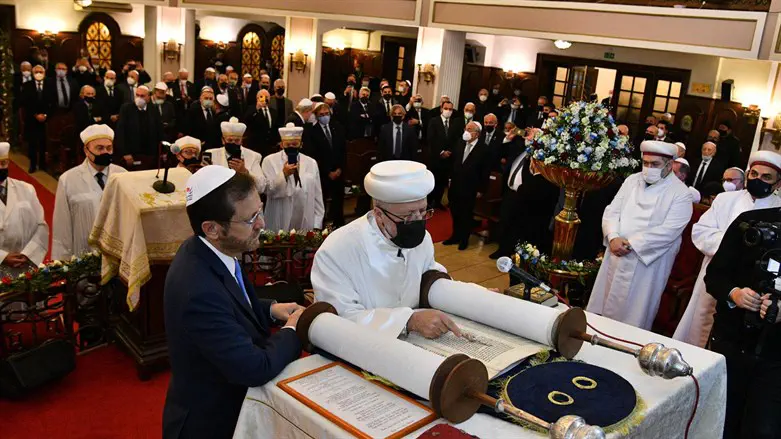 הרצוג בבית הכנסת 