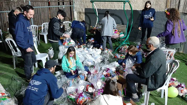 המתנדבים אורזים את המשלוחי מנות