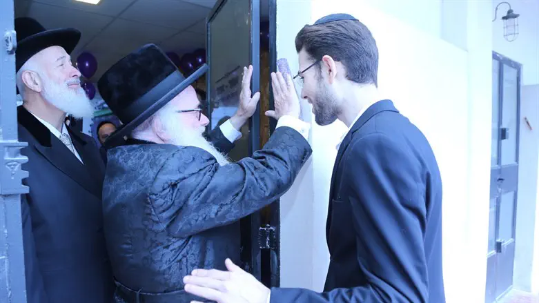 יוני קדם, הרב אברהם יפה שלזינגר, הרב יונה מצגר