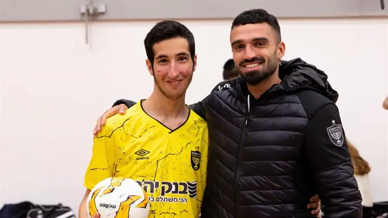 מיכאל אוחנה עם שחקן קבוצת בית"ר שלוה ירושלים