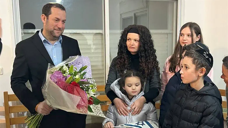 יוסי דגן עם משפחה שהגיעה מאוקראינה לשומרון