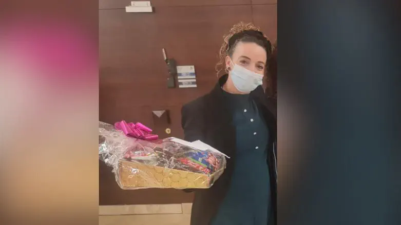 עידית סילמן עם משלוח המנות