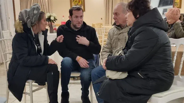 יוסי דגן וסיגל כהן עם זוג פליטים יהודים