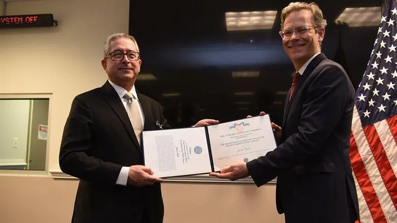 ד"ר קולין קאהל מעניק לפלטי את המדליה 