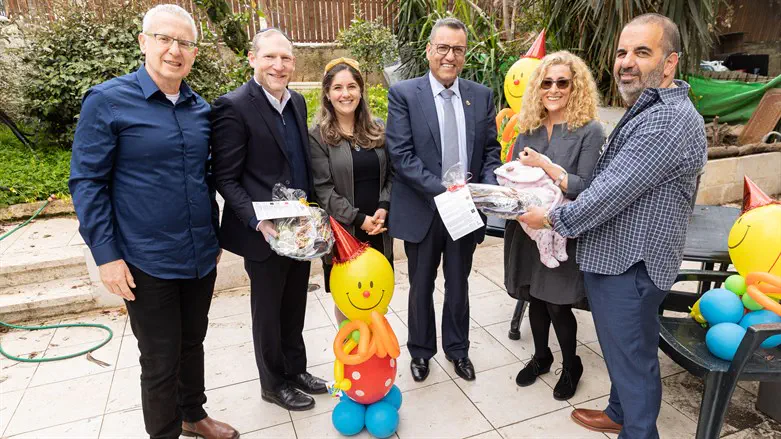 Mayor of Jerusalem and Co-Founder of NBN Deliver Mishloach Manot to Olim