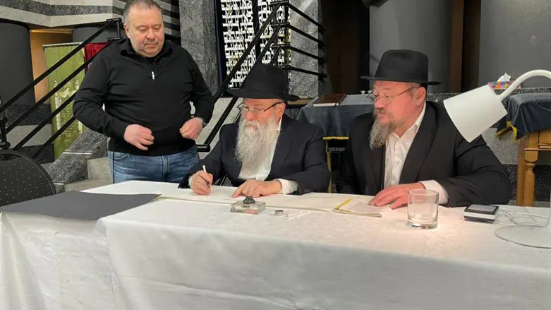 תחילת כתיבת ספר התורה