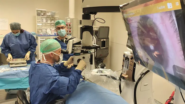ד"ר ערן ברקוביץ וד"ר כפיר טל במהלך הניתוח בהלל יפה
