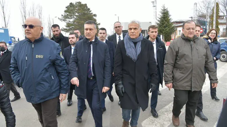 השר לפיד במעבר הגבול בסירט