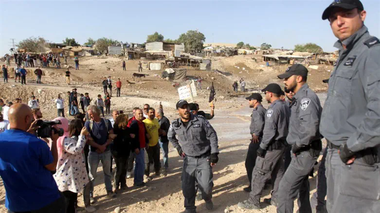 Protesters attempt to block Israeli forces in Khan al-Ahmar