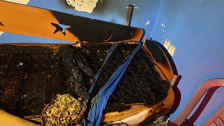 מיטת הילד שנשרפה