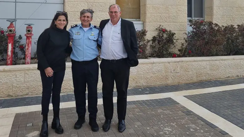 ח"כ אורבך וח"כ מירב בן ארי עם מפקד מחוז ש"י