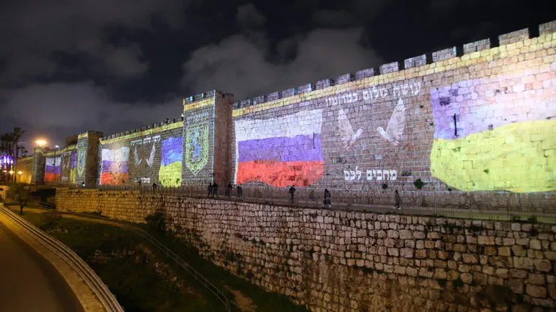 דגלי אוקראינה ורוסיה על חומות העיר העתיקה