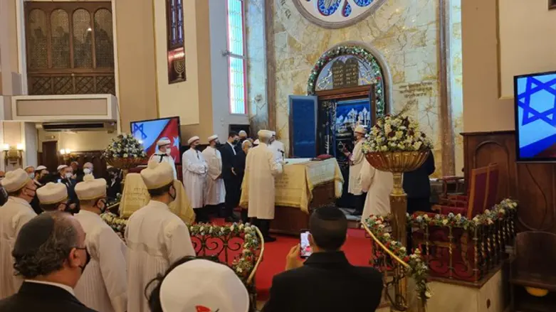 Ицхак Герцог в стамбульской синагоге Неве-Шалом