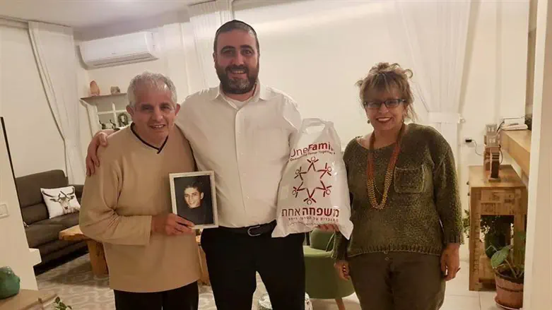 משה ארבל מחלק משלוח מנות