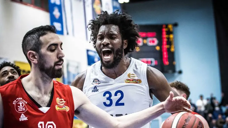 אונואקו מול הפועל. בקרוב במדים האדומים