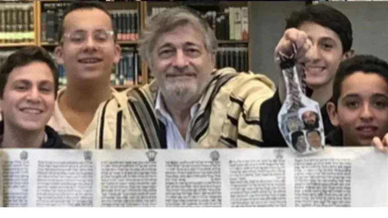 2022 Dr.Paul Brody, students and Megillah