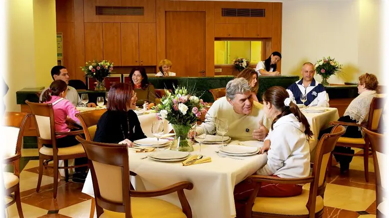 דיירים בחדר האוכל של פאלאס מדיקל