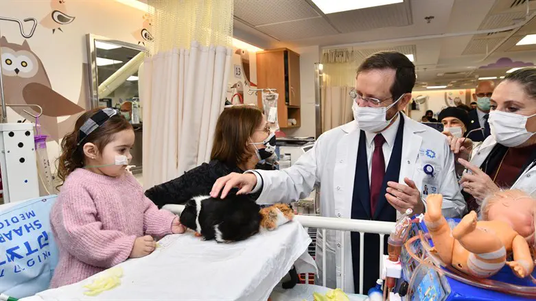 Pres. Isaac Herzog and Michal Herzog visit children hospitalized at Shaare Zedek