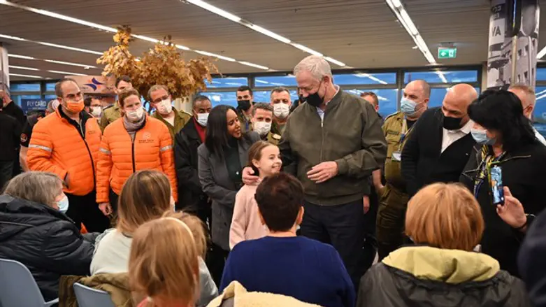 Бени Ганц и Пнина Тамано-Шата приветствуют беженцев из Украины