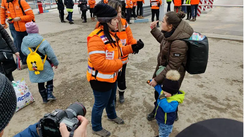 Ya'ara helping refugees in Moldova