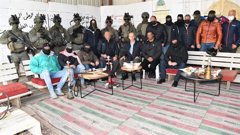 השר בר לב עם אנשי יחידת הגדעונים
