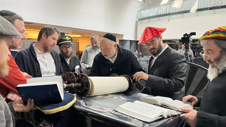 Чтение свитка в Украине