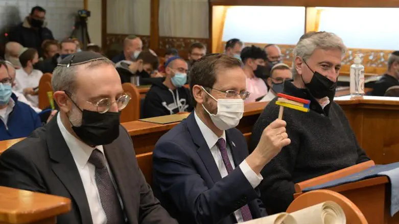 הרצוג לצידו של הרב קופרמן