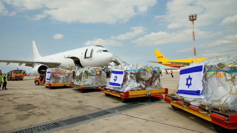 מעמיסים את המטען למטוס