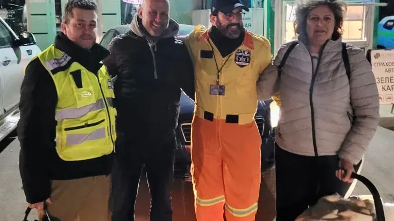 הזוג עם בנם התינוק יחד עם נחמן דיקשטיין והקונסול יאיר קסטל 